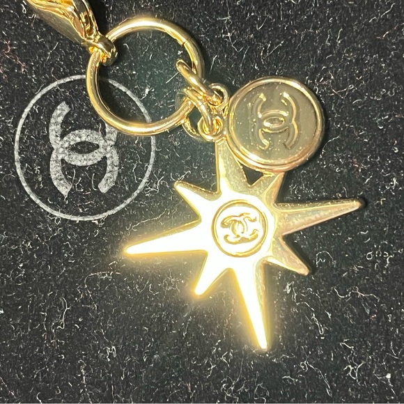 New CHANEL Limited Edition Double Star Charm and Round CC with Clasp - Picture 4 of 11